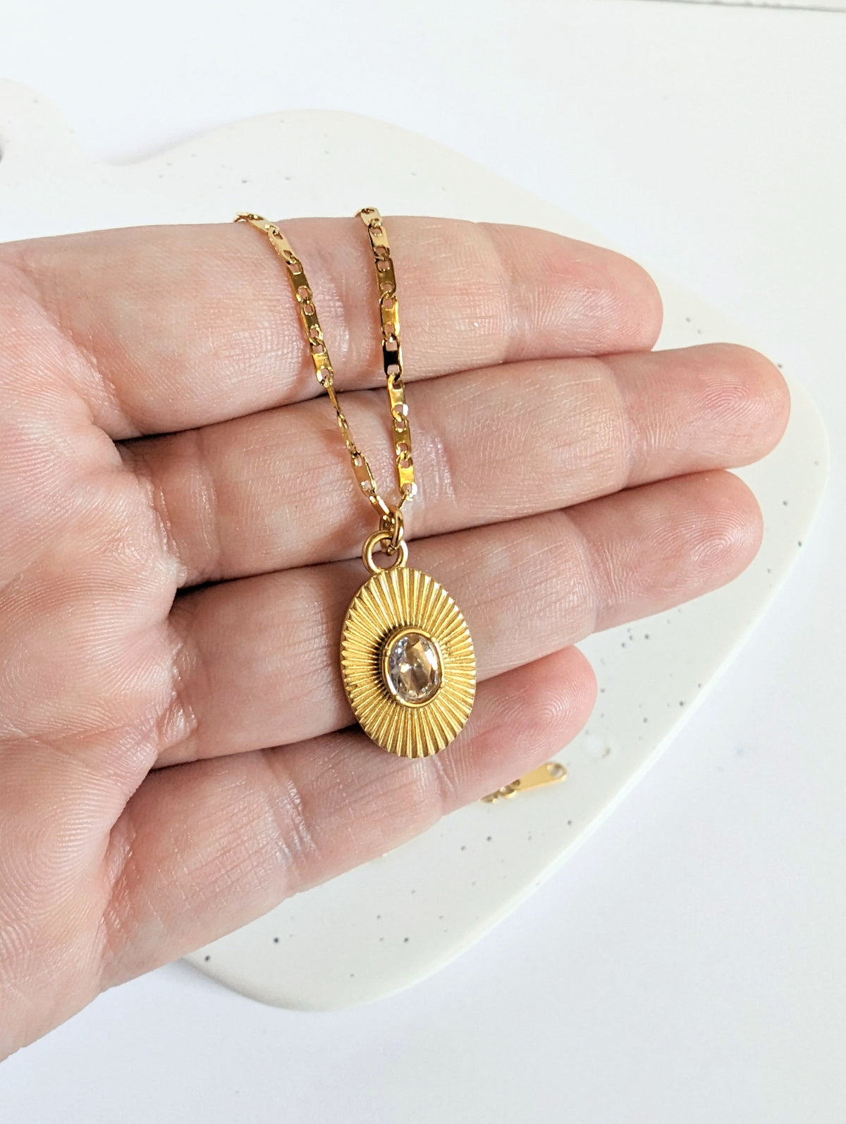 Oval Pendant Necklace | Gold