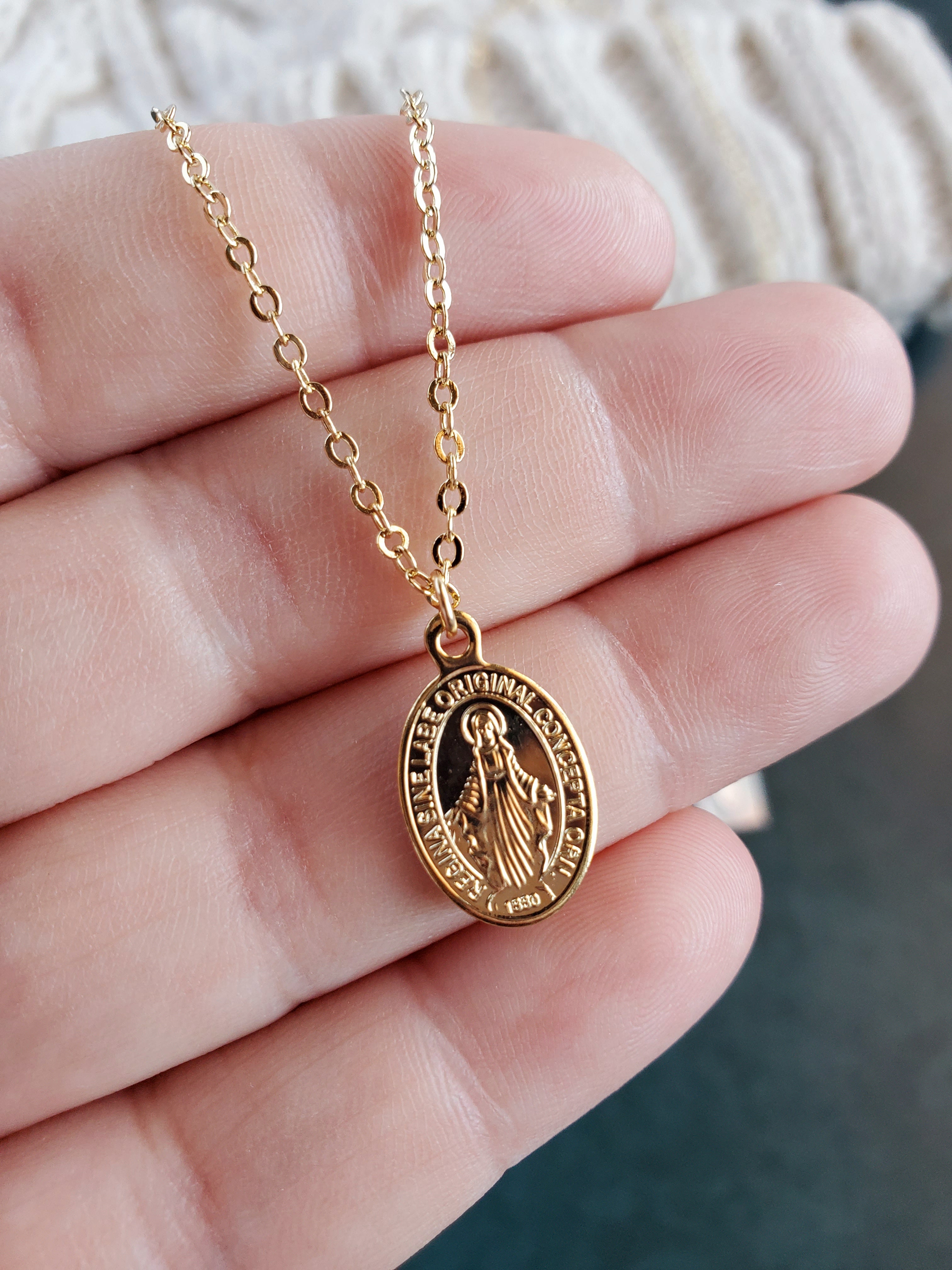 Oval Virgin Mary pendant in 18k yellow gold Prime 1